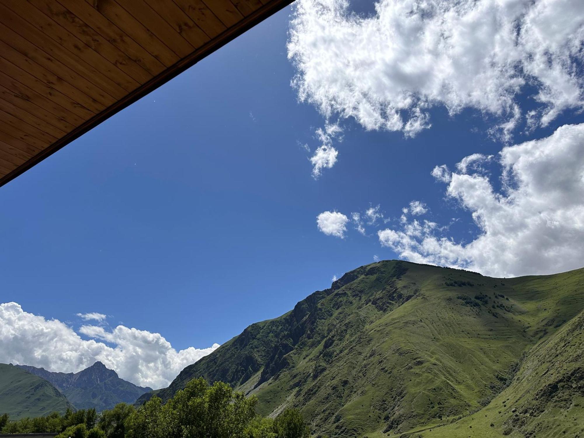Hotel Mountime Kazbegi Экстерьер фото