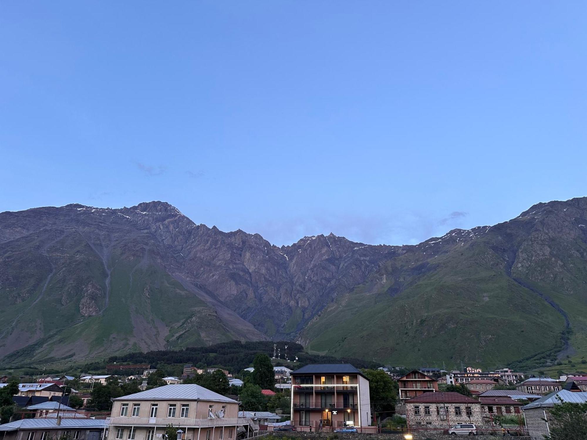 Hotel Mountime Kazbegi Экстерьер фото