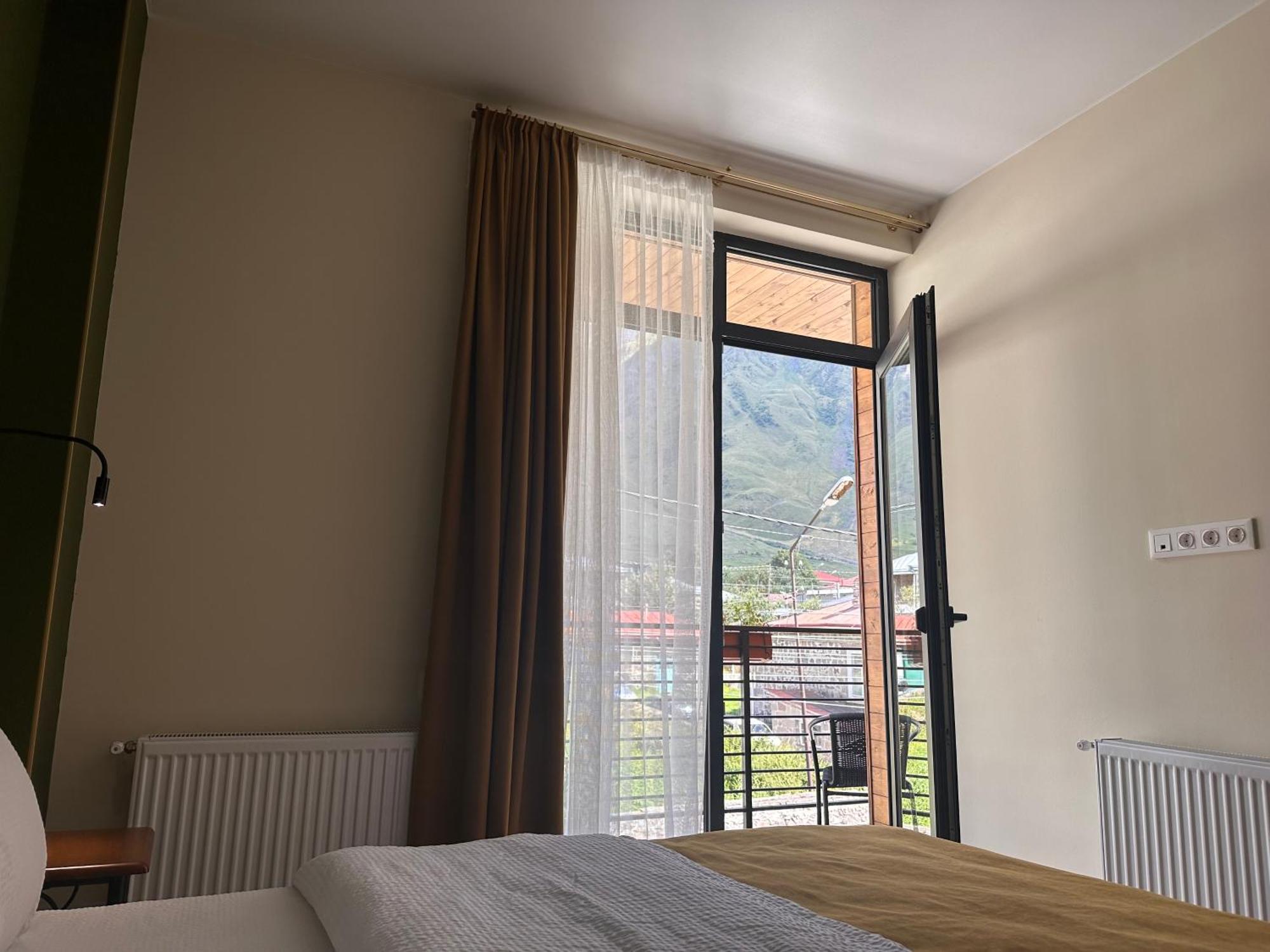 Hotel Mountime Kazbegi Экстерьер фото