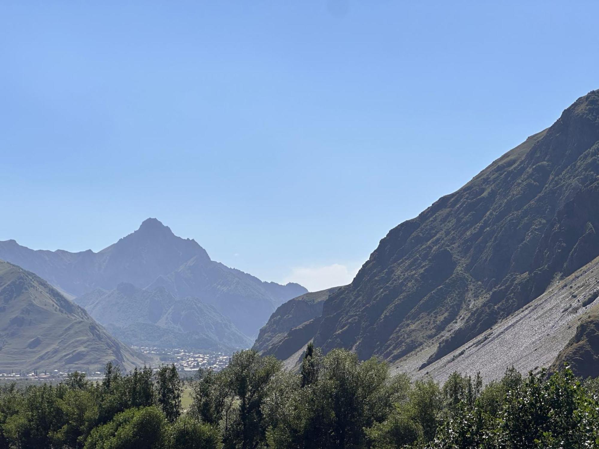 Hotel Mountime Kazbegi Экстерьер фото